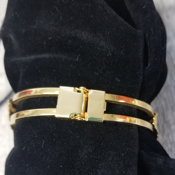 Gold leaves clamper style bracelet - Picture 5 of 8